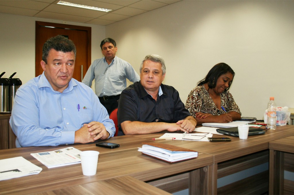 Paulão, presidente da CNM/CUT,Biro-Biro, presidente da FEM, e Paixão, coordenadora da Federação - foto: Mídia Consulte