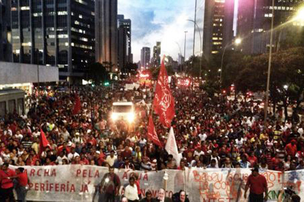 Manifestação seguiu, em um percurso de duas horas, do Largo da Batata, na zona oeste, até o Palácio dos Bandeirantes, na zona sul (Crédito: Mídia Ninja/contadagua.org)