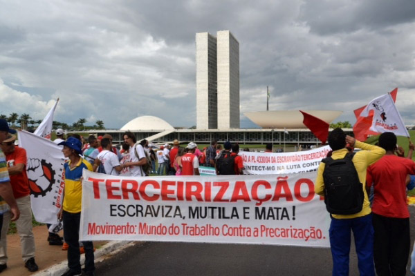 Protesto contra PL 4330 em Brasília(Foto: Deva/Sinpro-DF)