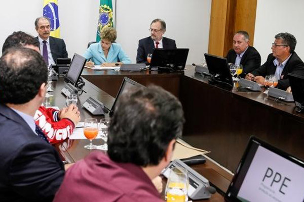 Dilma assina MP em encontro com sindicalistas (Crédito Lula Marques)