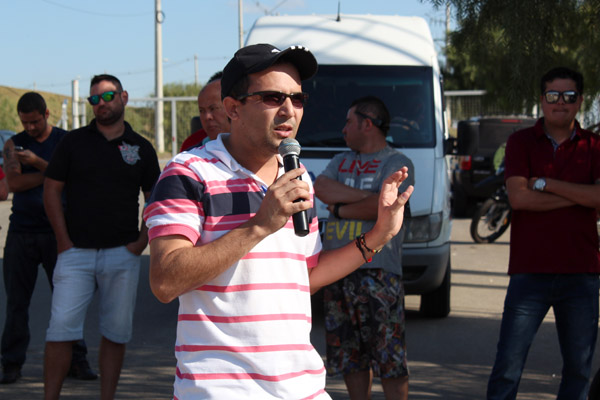 Ao microfone, o dirigente sindical Luciano da Silva - Tremembé