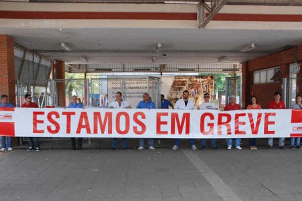 Trabalhadores na Volks de Taubaté estão em greve faz sete dias (foto Walter Faria - Sindmetau)