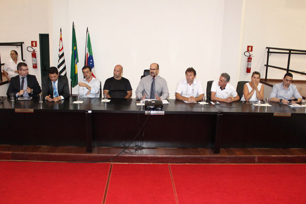 Ao microfone, Professor Osvaldo, junto a representantes de vários setores da sociedade, que definiram ações para continuar discussão do tema