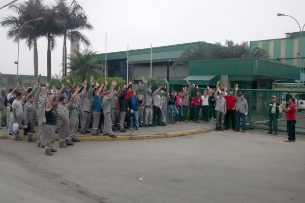 Trabalhadores da Latasa aprovam proposta em assembleia (foto Benedito Irineu)