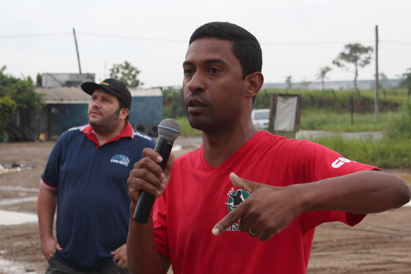 Ao microfone, o dirigente sindical Gerilson Vieira - Dê