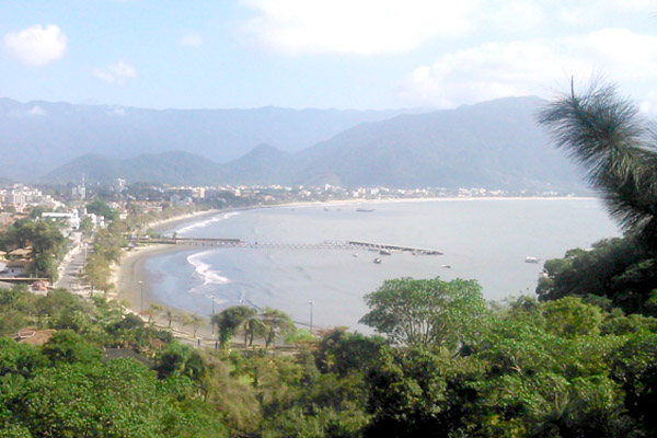 Vista da praia do Itaguá da sacada da colônia de férias do sindicato; sorteio será para estadia de 5 dias durante o feriadão de Carnaval