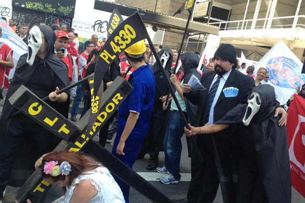 Em 2013, CUT já protestava em frente à Fiesp contra a terceirização (Raquel Kacelnikas-CUTSP)