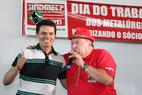 Junto ao presidente Renato Mamão, o ganhador do carro Vagner Luis dos Santos, que demorou pra acreditar que o Gol 2017 completo era seu