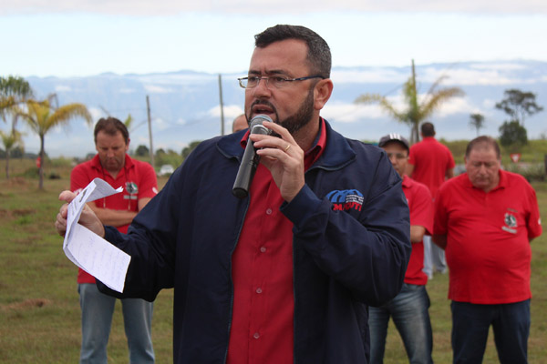 Ao microfone, Herivelto Moraes – Vela, sindicalista pela Gerdau e futuro presidente do sindicato
