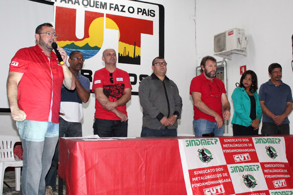 Ao microfone, o presidente Herivelto Vela, junto a representantes de Pinda e da FEM-CUT/SP