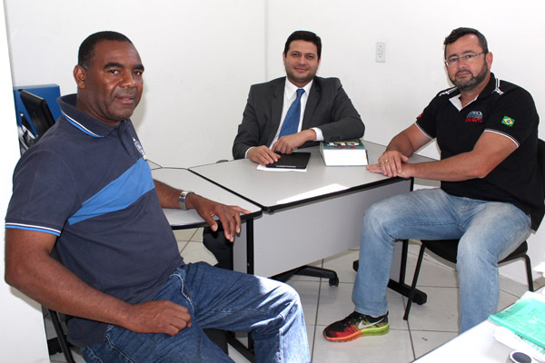 O sindicalista Valdir Augusto, o advogado trabalhista Alison Montoani, e o presidente Herivelto Vela, no Departamento Jurídico do sindicato