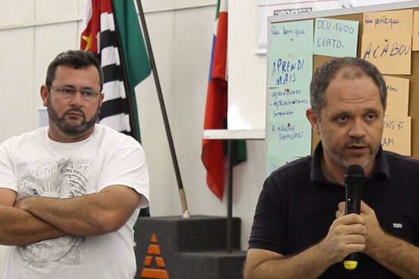 Ao microfone, o secretário de Formação da FEM-CUT/SP, Erick Silva, junto ao presidente Vela