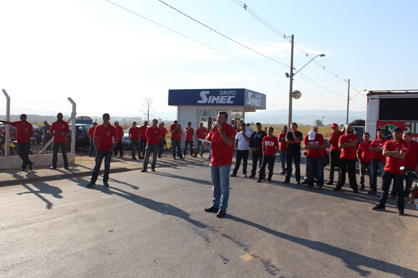 Ao microfone, presidente Vela, junto com direção do sindicato em peso na greve