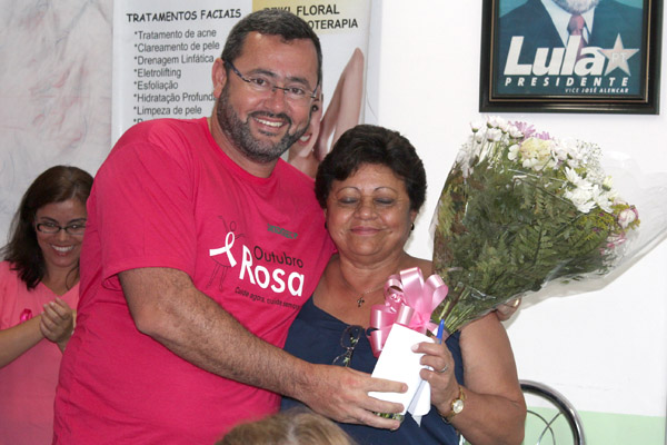 Vela entrega rosas a sua mãe Dalva Moraes