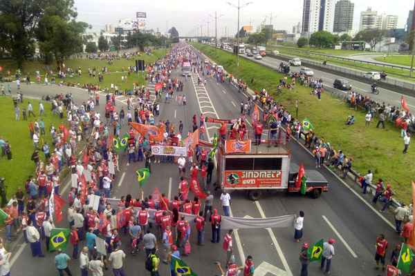 Caminhão do sindicato de Pinda durante o início do protesto na via Anchieta (foto André Luis de Paula - Dezão)