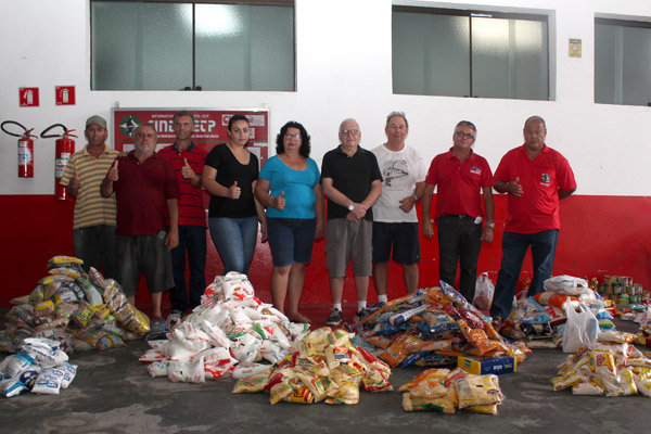 Distribuição dos alimentos entre as quatro entidades sociais na sede do sindicato, nessa segunda-feira (foto: Guilherme Moura)
