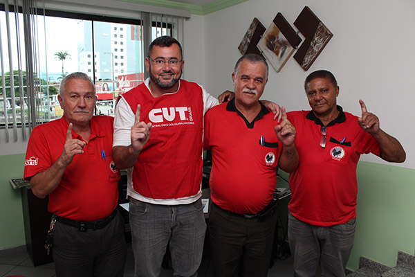 Mario, Vela, o presidente Elias Pereira, e Gomes, na sede do sindicato