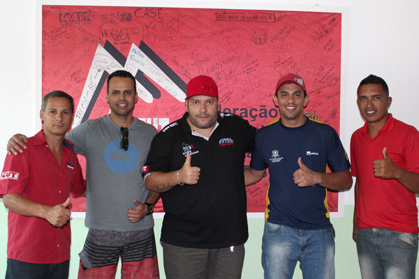 Marcinho, Edson Negão, Andrezão, Rodrigão e Ewerton Xixi, na sede do sindicato nessa quinta-feira, dia 16