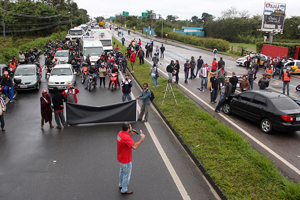 Paralisação na rodovia estadual Ver. Abel Fabrício Dias, a SP-62