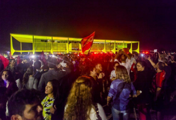 Na Praça dos Três Poderes, em Brasília, na quarta (17), manifestação também pede Fora Temer.