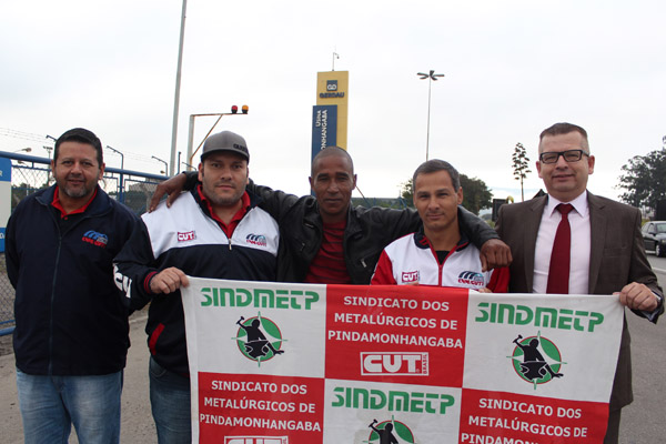 Marquinhos, Andrezão, Sérgio, Marcinho e o advogado trabalhista Marcos Gonçalves logo após a reintegração