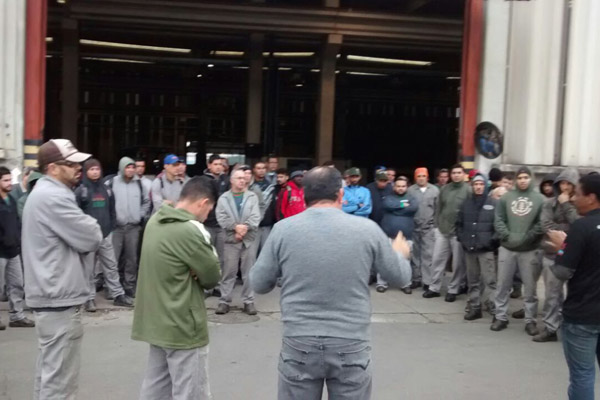 Trabalhadores cruzaram os braços dentro no interior da fábrica