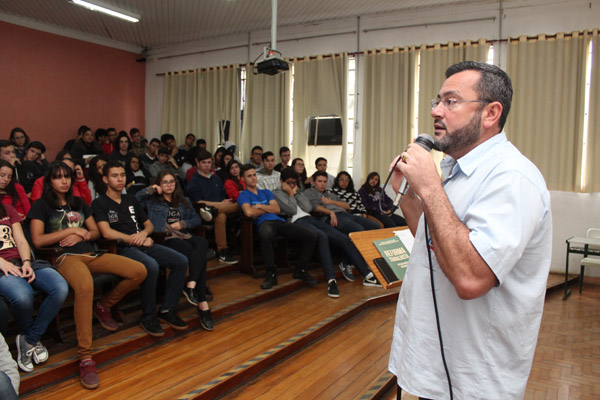 O presidente Herivelto Vela, durante palestra a alunos de mecânica, informática e administração do período da manhã
