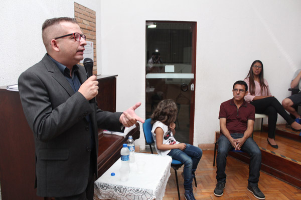 Ao microfone, o advogado trabalhista Marcos Gonçalves