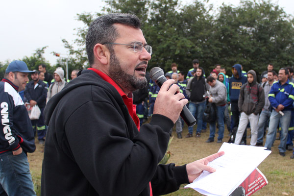 Ao microfone, o presidente do sindicato, Herivelto Vela, durante mobilização da Campanha Salarial na Gerdau