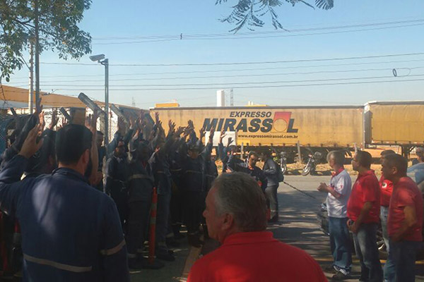 Assembleia que aprovou greve (foto Luciano Tremembé)