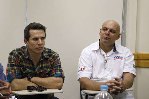 Sérgio e Pepeo, que é membro da FEM-CUT/SP, durante rodada de negociação com o Sindicel (Foto Marina Selerges)