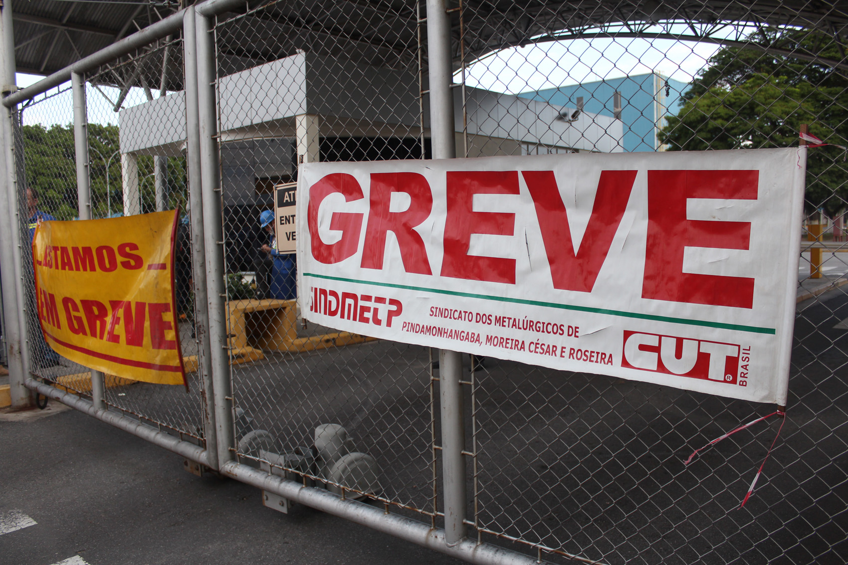 Trabalhadores da Novelis entram em greve pela campanha salarial