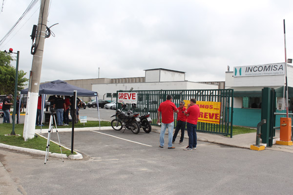 Sindicato já montou a barraca na porta da fábrica