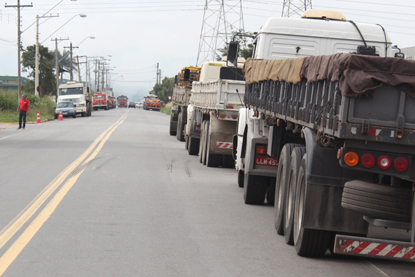 Caminhões dos dois lados da pista que iriam carregar material nessa segunda-feira