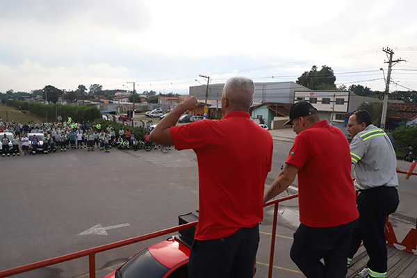 Após cobrança do sindicato, Tenaris Confab coloca mais ônibus para evitar aglomeração