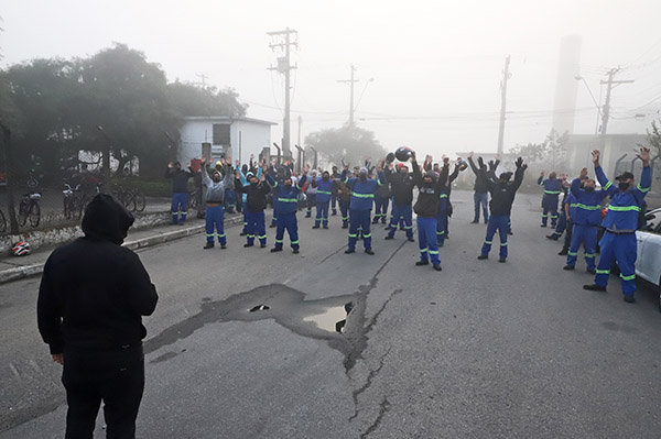 Trabalhadores da Elfer fazem protesto de 1 hora pela PLR