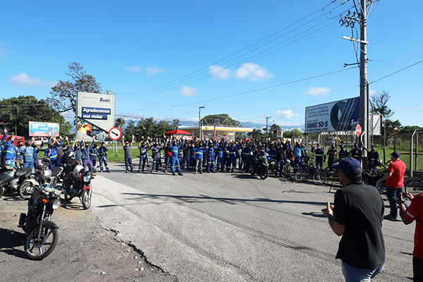 Trabalhadores da GV do Brasil fazem protesto de 2 horas por reajuste de salário