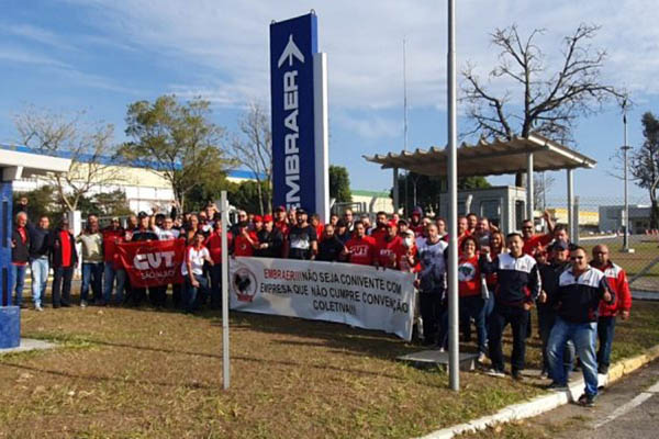 Sindicato realiza protesto contra a Venetur na porta da Embraer de S. José dos Campos