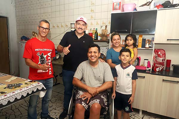 Metalúrgico paraplégico tenta realizar sonho de voltar pra fábrica