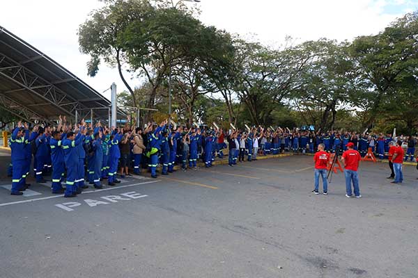 Trabalhadores aprovam bônus por revezamento de turno na Novelis