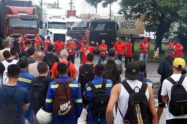 Trabalhadores da Latasa fazem paralisação contra excesso de poeira