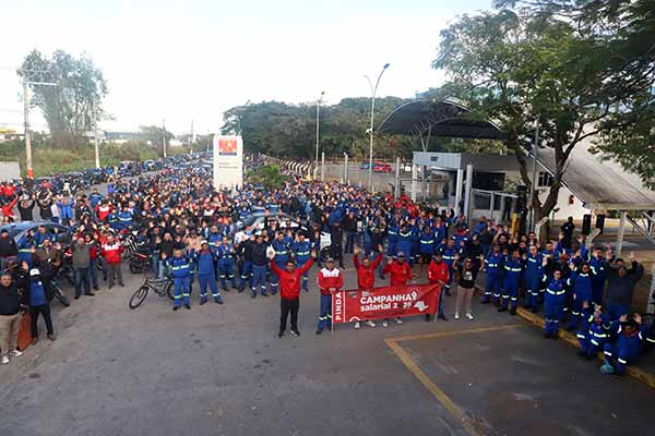Trabalhadores da Novelis fazem paralisação pela Campanha Salarial